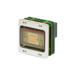 XENICS-XSL SQ A série XSL SQ da Xenics é a série de módulos de câmara que oferece imagens de varrimento de linha de infravermelhos de ondas curtas SWIR de alta resolução com um design imbatível para utilização em aplicações de visão artificial ou de monitorização de processos.