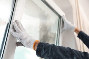 Las ventanas de una sala apantallada deben permitir el paso de la luz y bloquear a la vez el de señales de radio frecuencia.