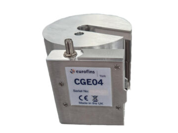 CGE04 O CGE04 é um emissor de gerador de pente de banda larga que serve como fonte de referência. Produz sinais estáveis e repetíveis de 100 MHz a 18 GHz, com frequências de pente selecionáveis.
